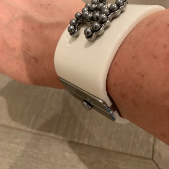 Chanel cuff in ivory  color with grey pearls (CC logo) - Picture 13 of 15